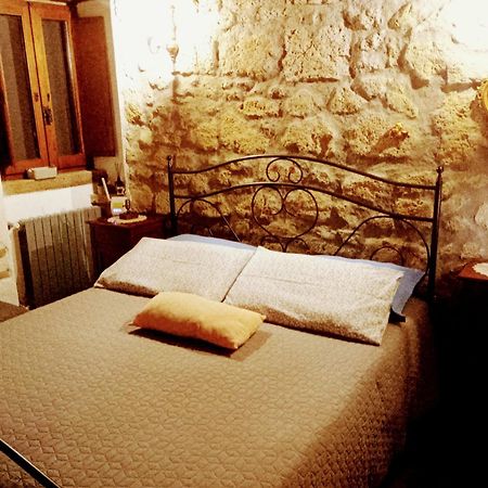 La Chascona Di Farnese Casa Di Tufo Nel Borgo Apartment Exterior foto
